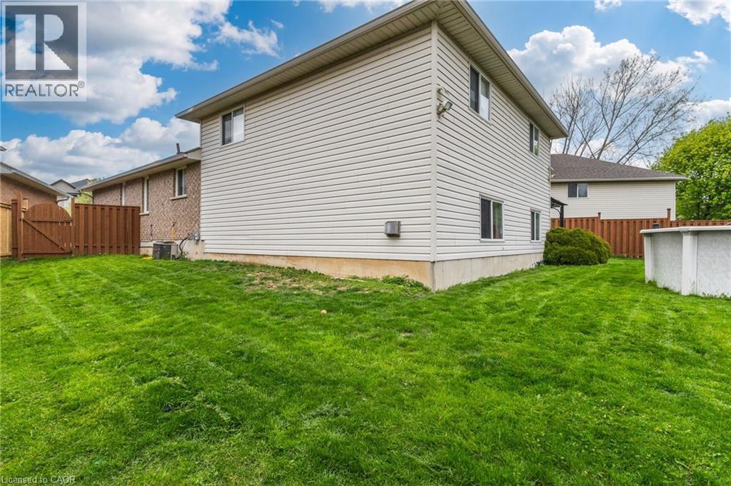 Spacious rear yard featuring an expansive lawn, full privacy fencing, and mature perimeter landscaping - 47 Hannah Crescent, Hamilton, ON - Outdoor