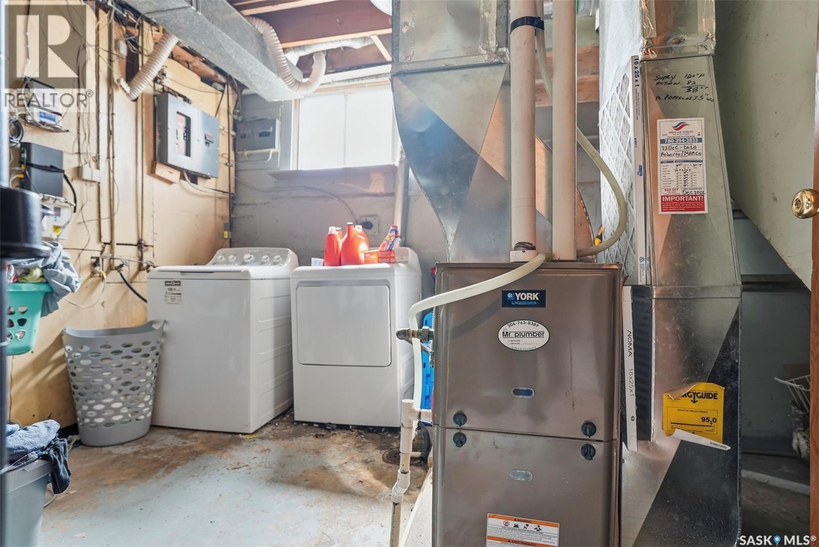 439 22Nd Street E, Prince Albert, SK - Indoor Photo Showing Laundry Room