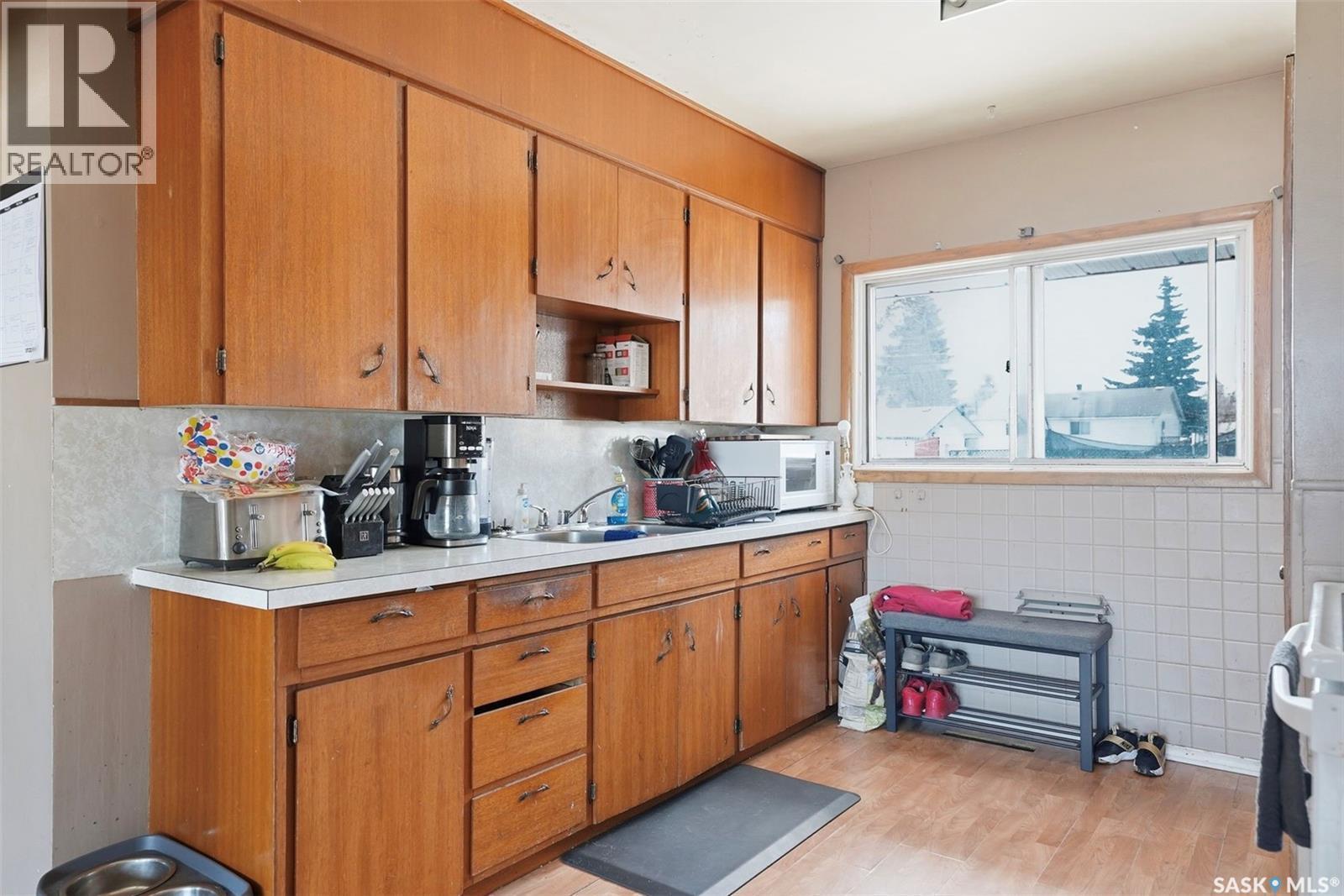 439 22Nd Street E, Prince Albert, SK - Indoor Photo Showing Kitchen With Double Sink