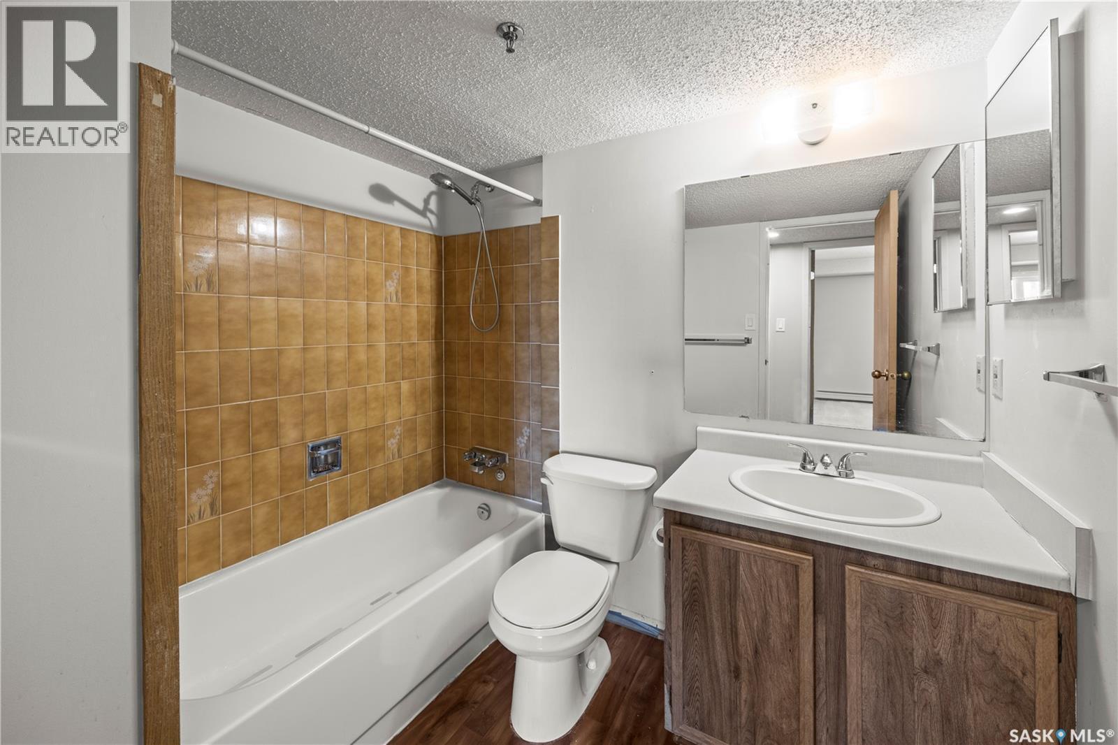 404 405 5Th Avenue N, Saskatoon, SK - Indoor Photo Showing Bathroom