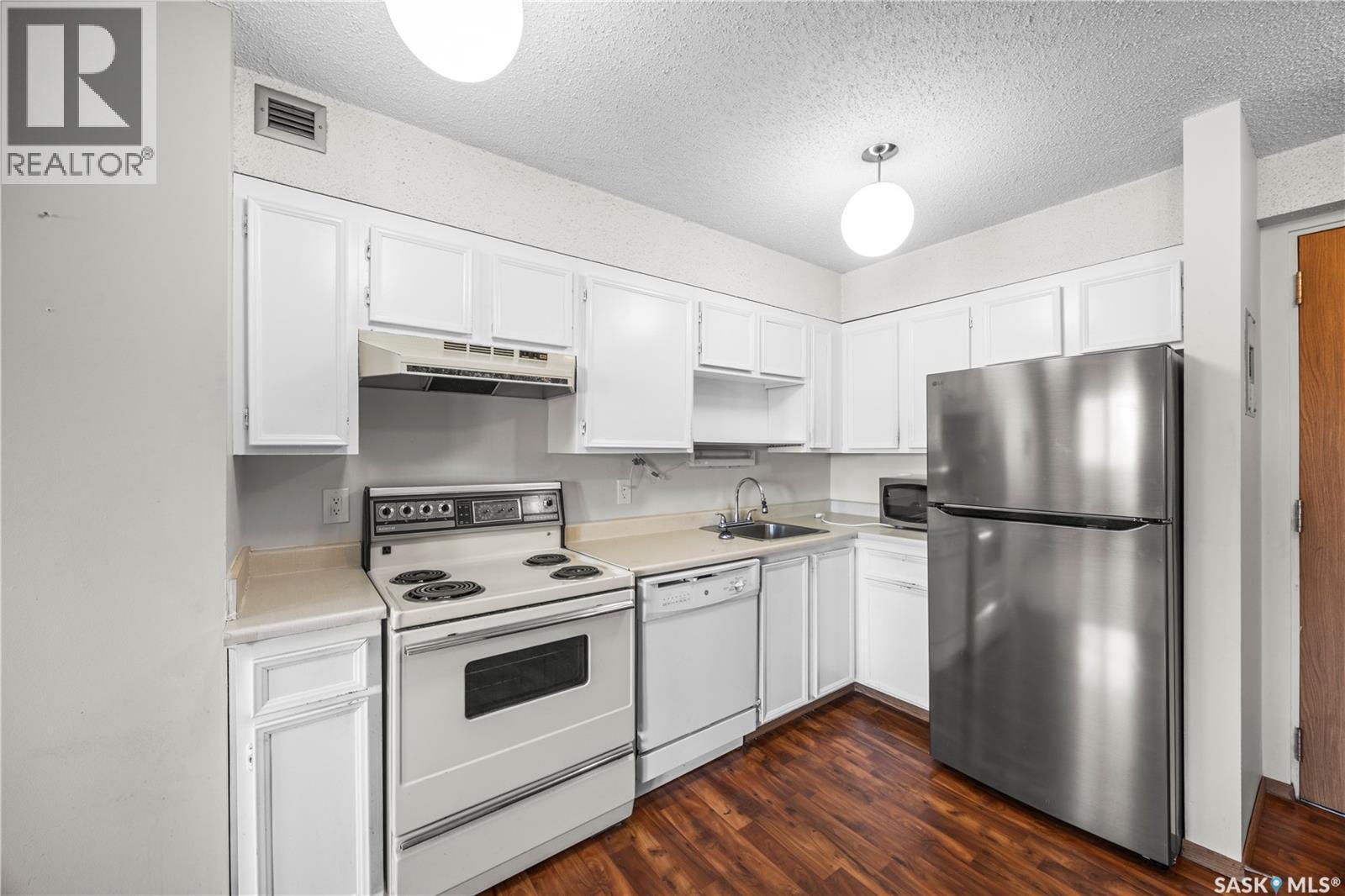 404 405 5Th Avenue N, Saskatoon, SK - Indoor Photo Showing Kitchen