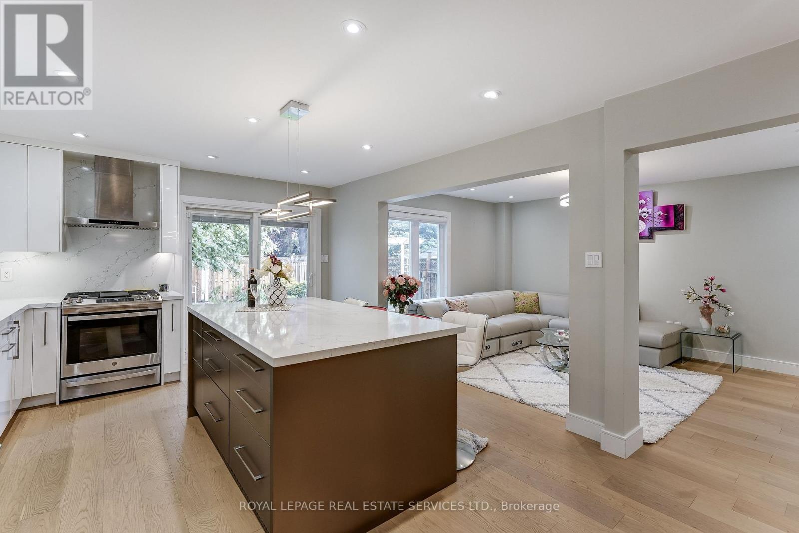 Open Concept Main Floor - 3592 Cherrington Crescent, Mississauga, ON - Indoor Photo Showing Kitchen With Upgraded Kitchen