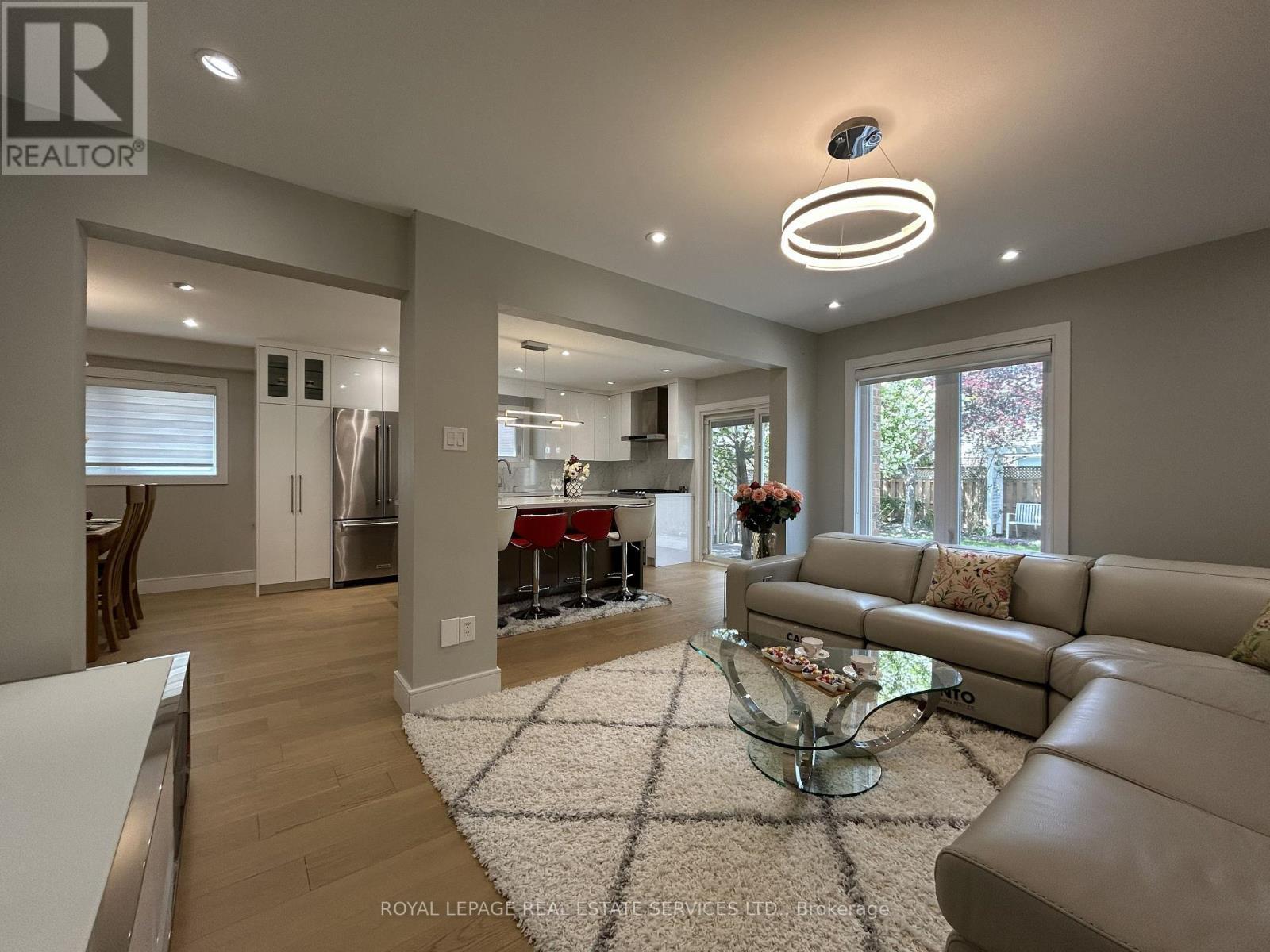 3592 Cherrington Crescent, Mississauga, ON - Indoor Photo Showing Living Room