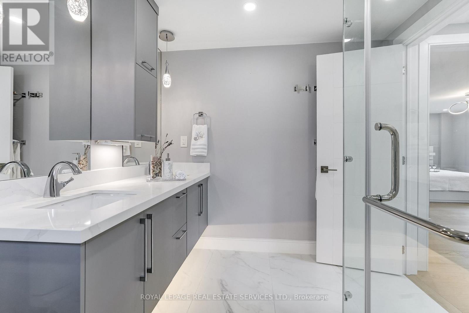 Updated Primary Bedroom 4pc Bath - 3592 Cherrington Crescent, Mississauga, ON - Indoor Photo Showing Bathroom