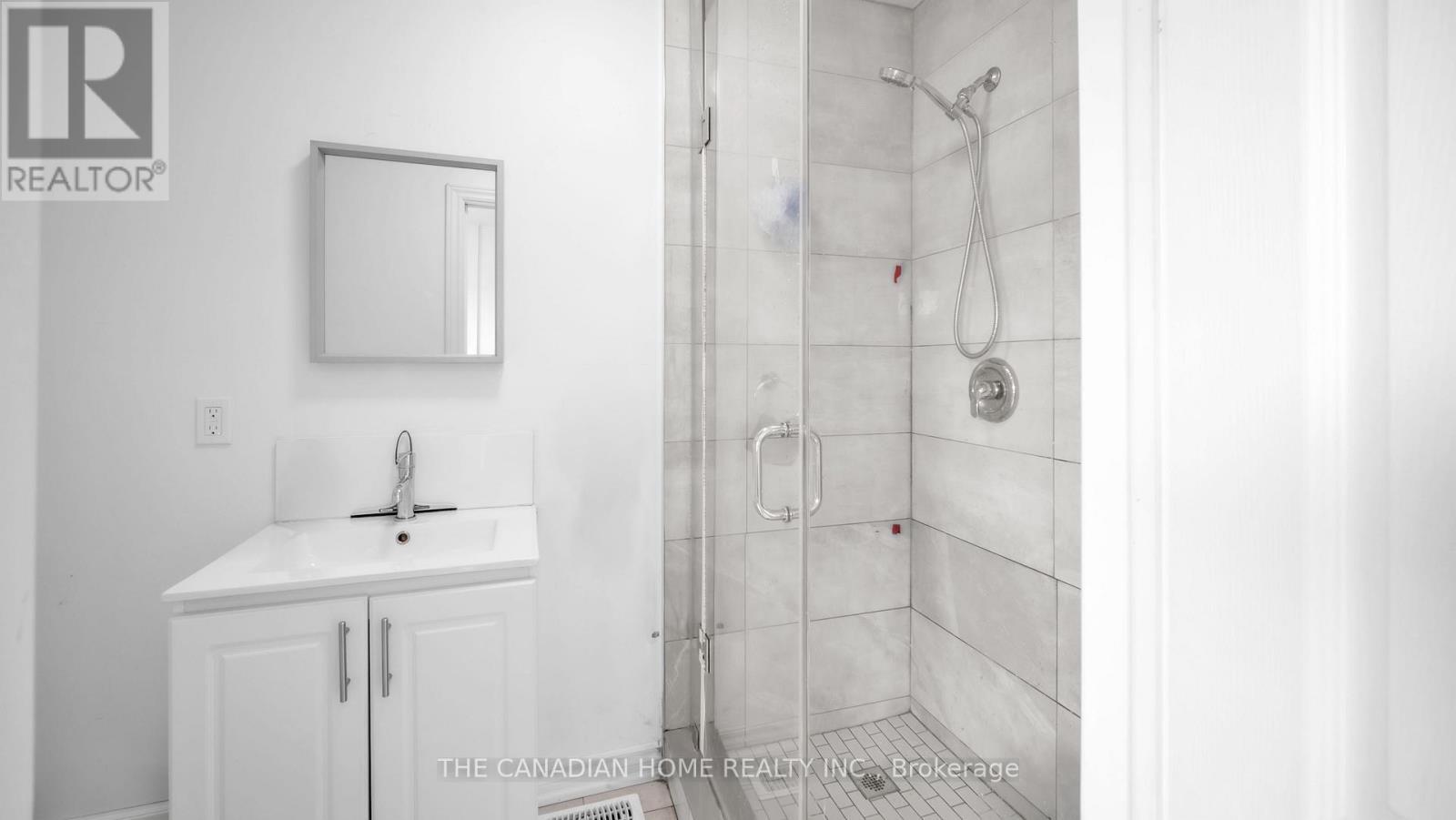 87 West 5Th Street, Hamilton, ON - Indoor Photo Showing Bathroom