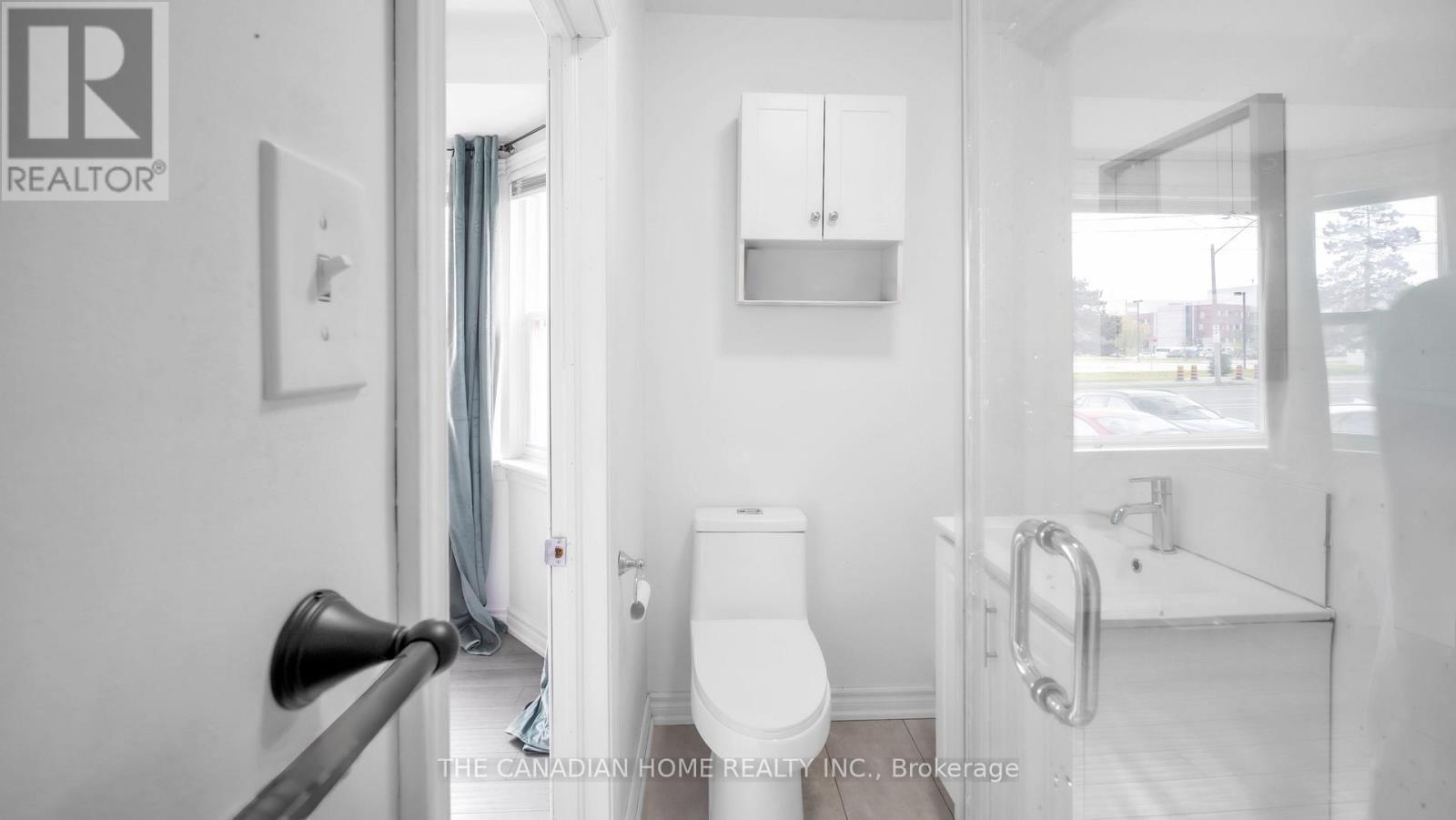 87 West 5Th Street, Hamilton, ON - Indoor Photo Showing Bathroom