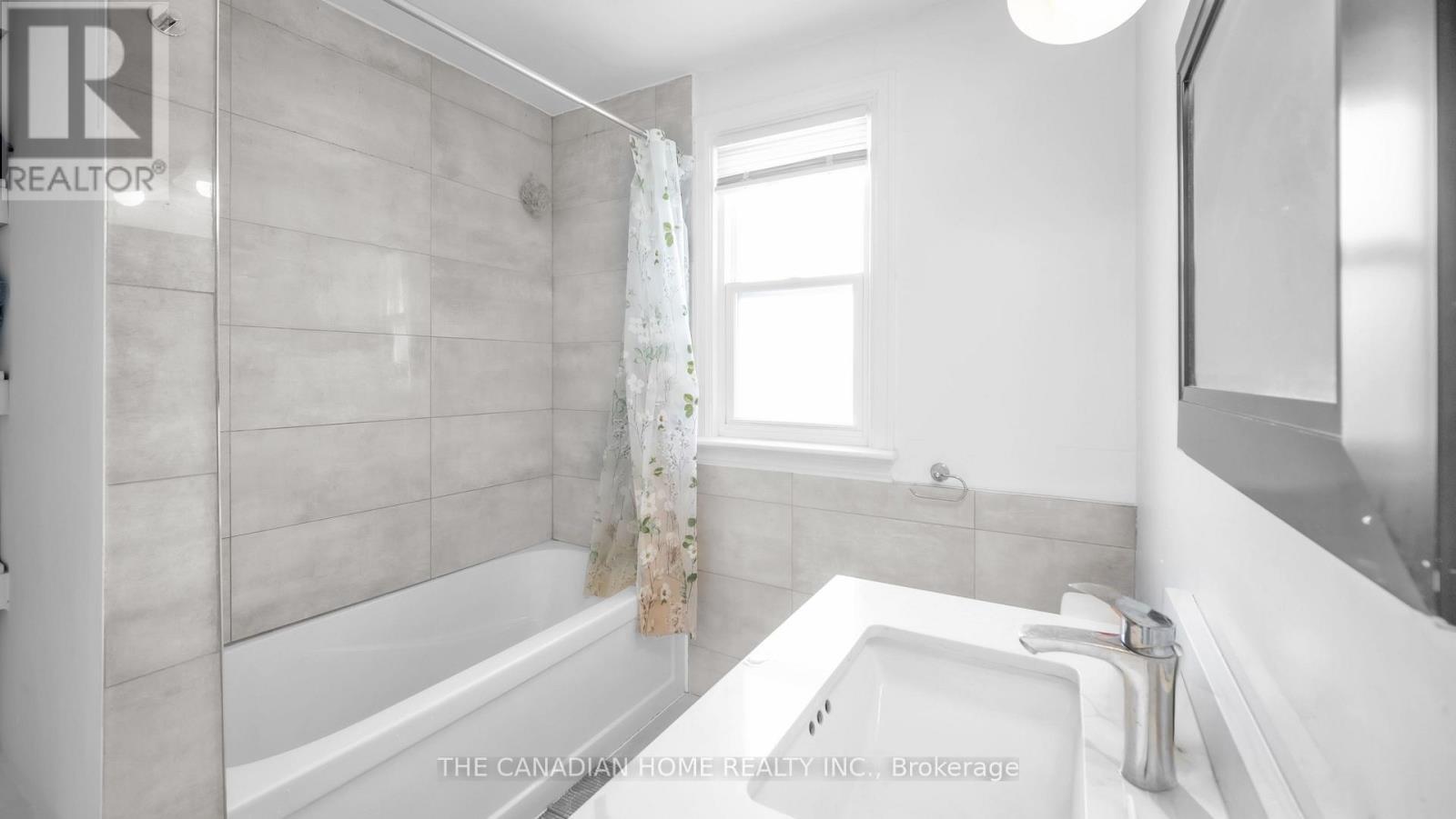 87 West 5Th Street, Hamilton, ON - Indoor Photo Showing Bathroom