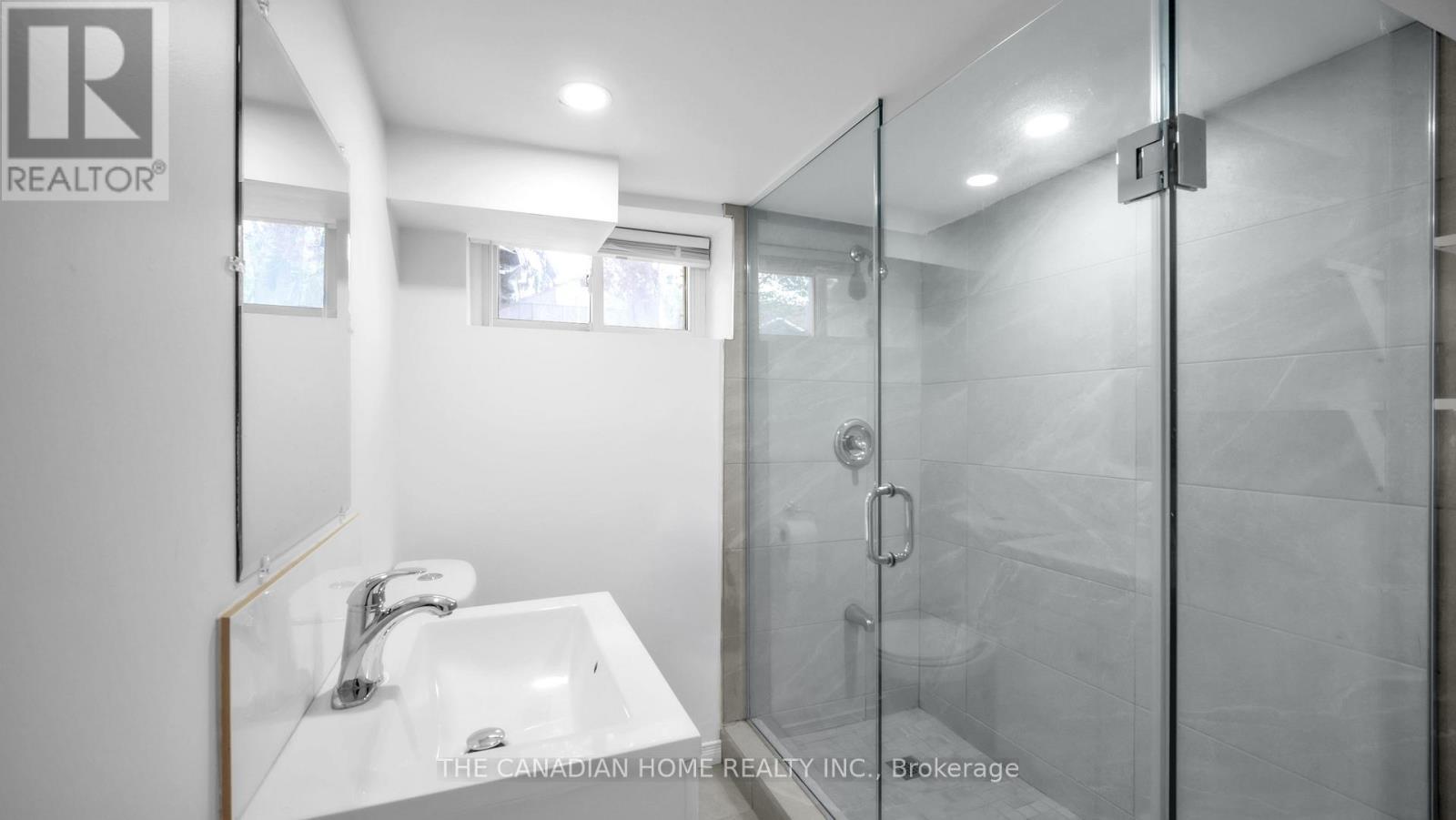 87 West 5Th Street, Hamilton, ON - Indoor Photo Showing Bathroom