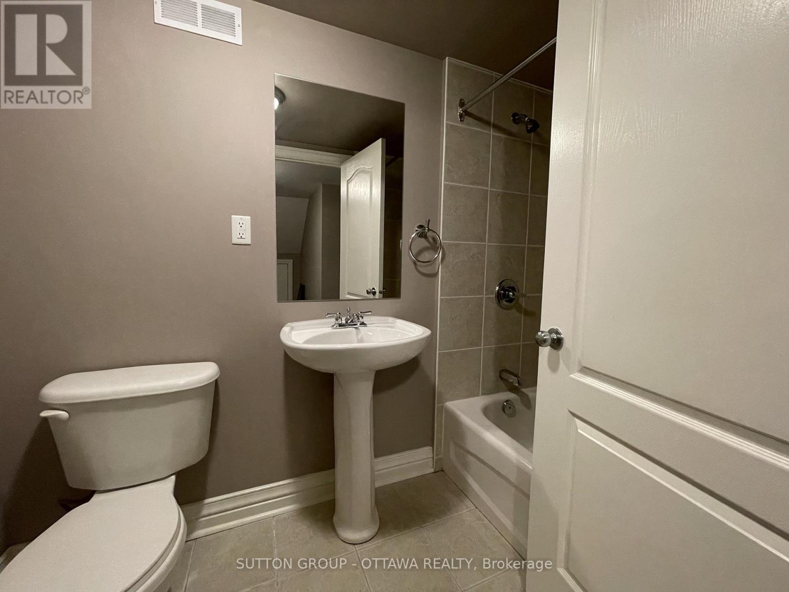1520 Arnhem Street, Ottawa, ON - Indoor Photo Showing Bathroom