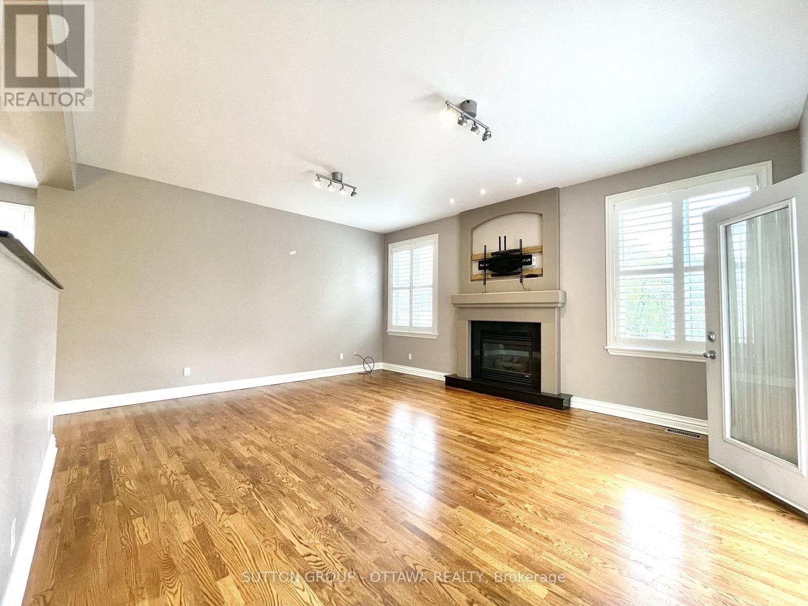 1520 Arnhem Street, Ottawa, ON - Indoor Photo Showing Living Room With Fireplace