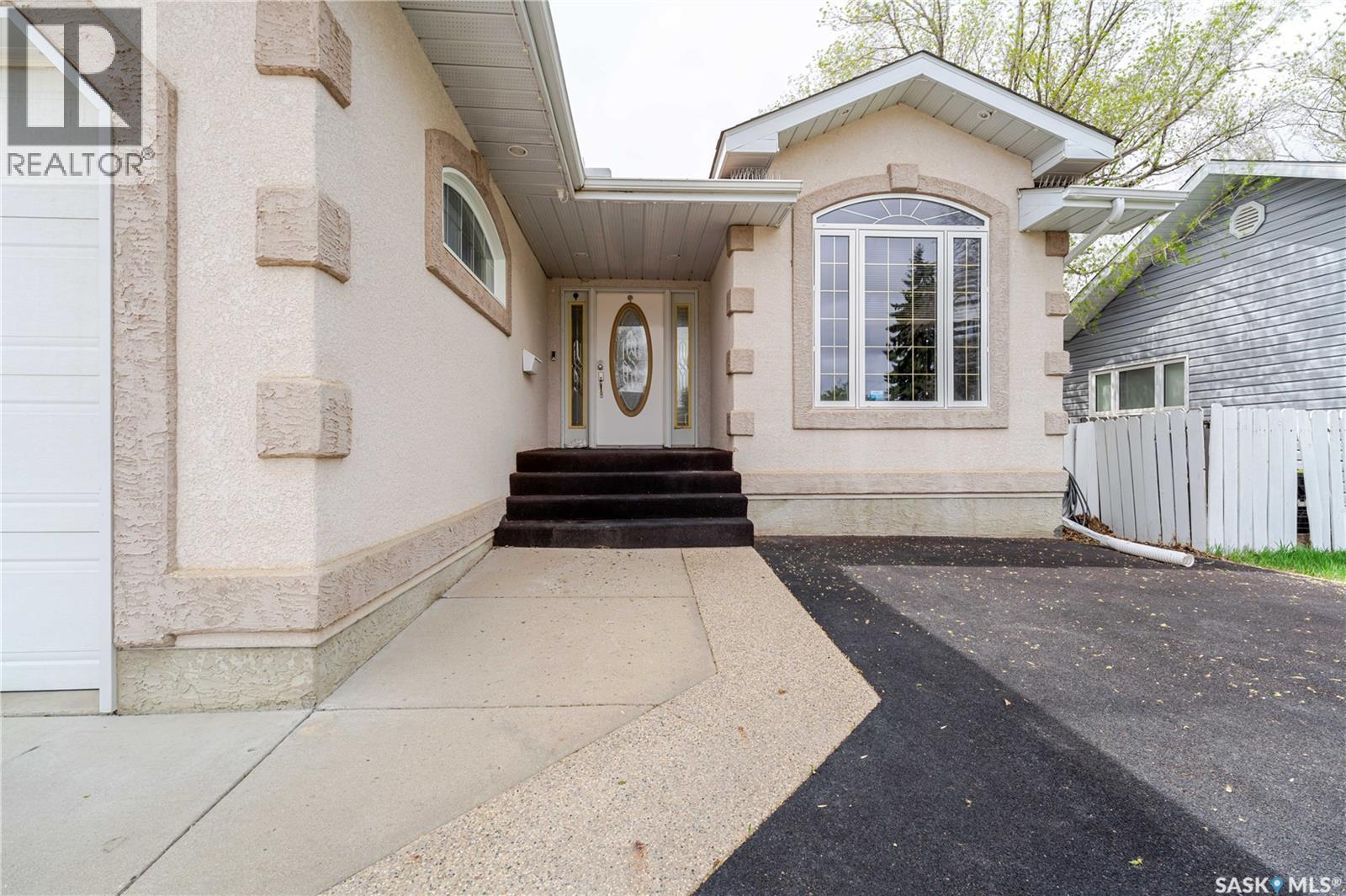 1054 Monk Avenue, Moose Jaw, SK - Outdoor