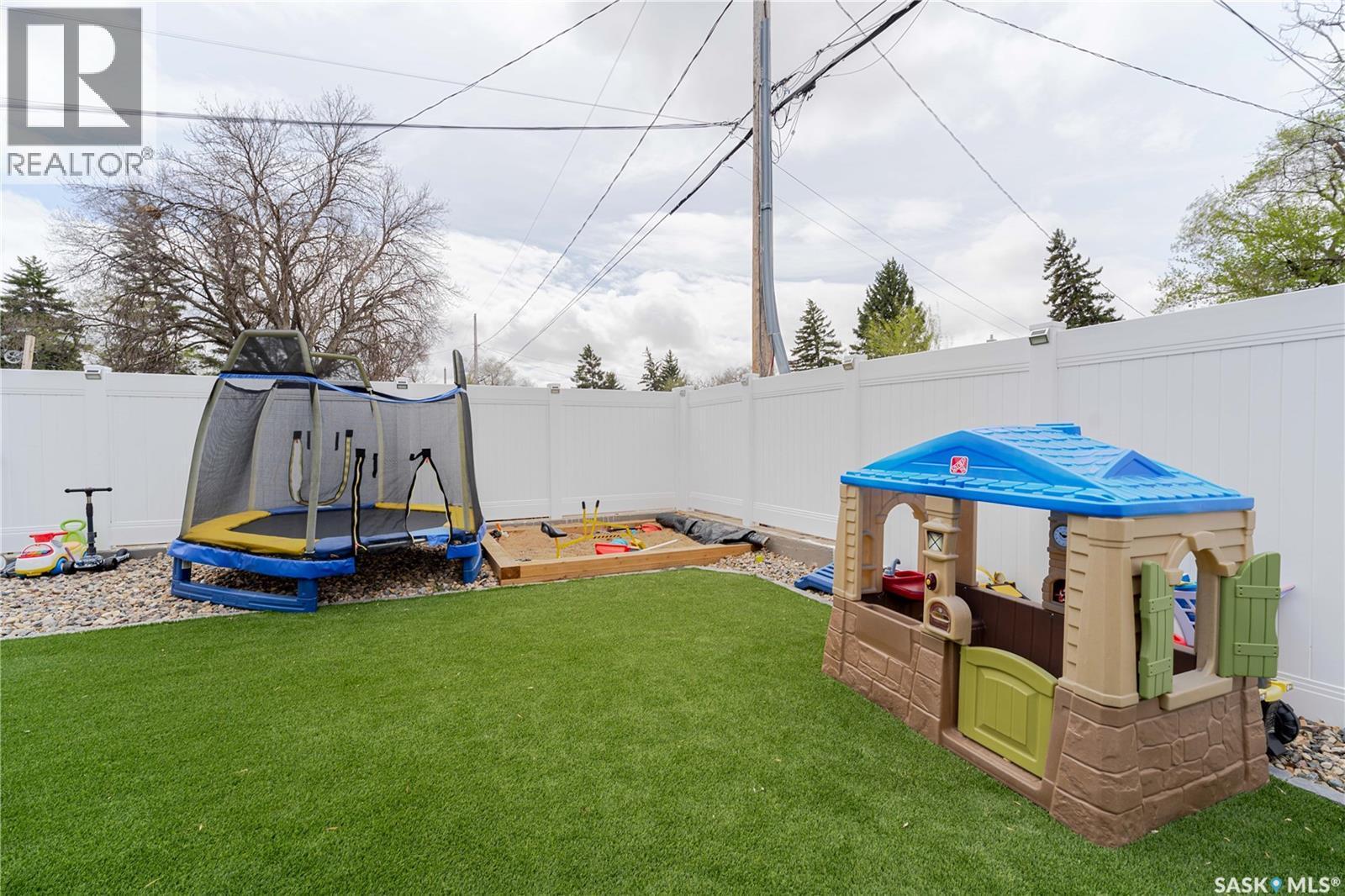 1054 Monk Avenue, Moose Jaw, SK - Outdoor