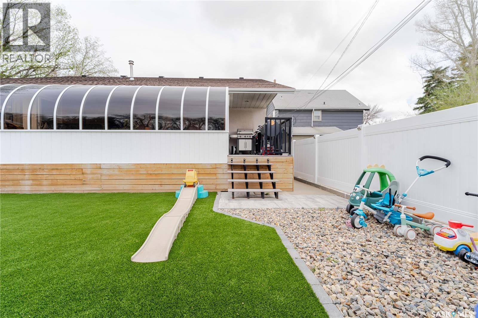1054 Monk Avenue, Moose Jaw, SK - Outdoor