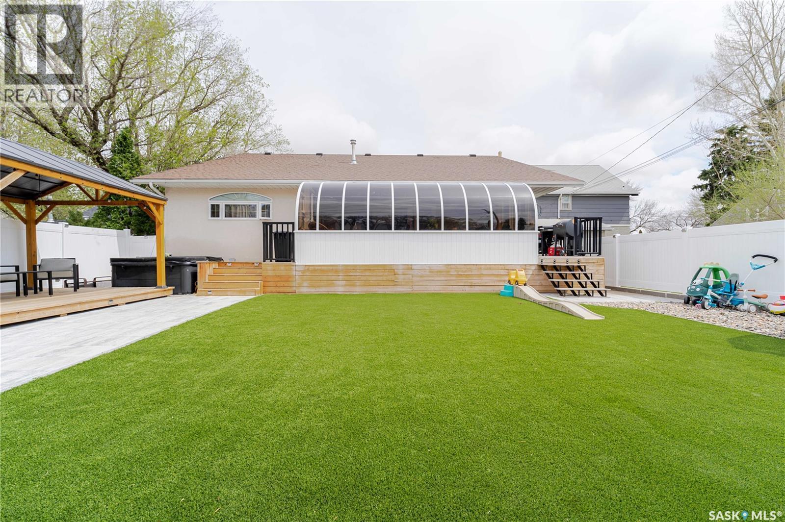 1054 Monk Avenue, Moose Jaw, SK - Outdoor