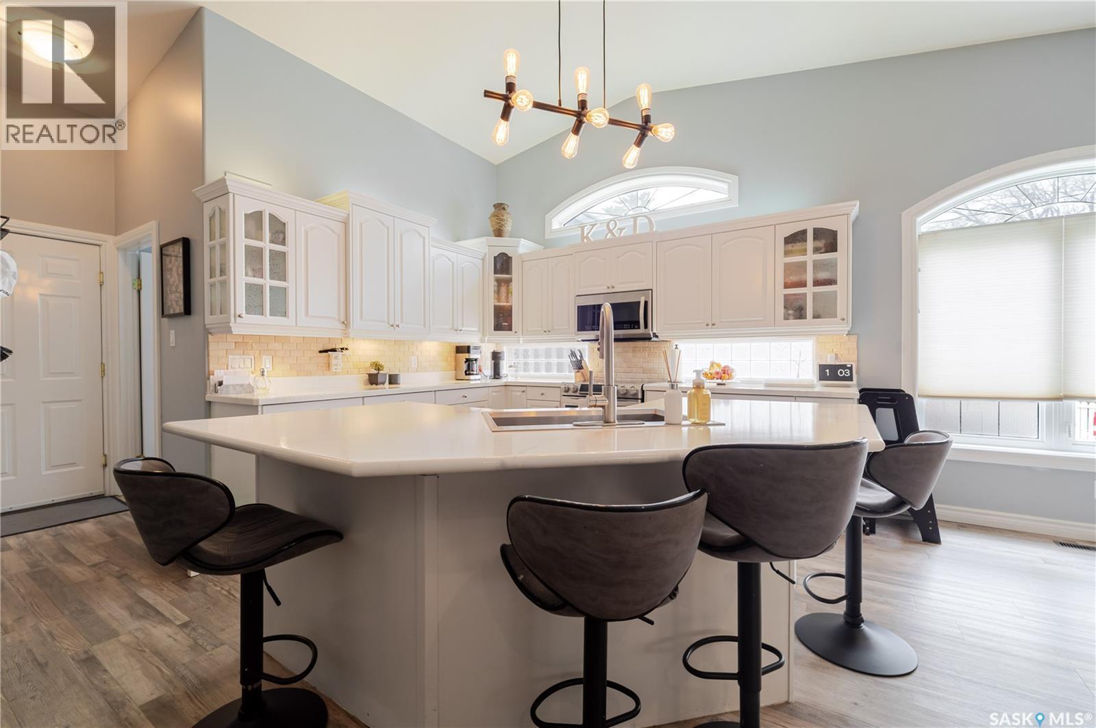 1054 Monk Avenue, Moose Jaw, SK - Indoor Photo Showing Kitchen With Upgraded Kitchen