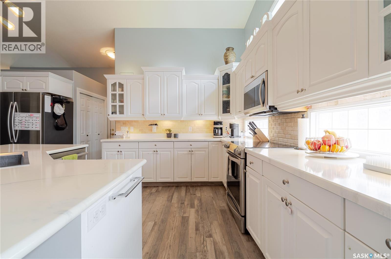 1054 Monk Avenue, Moose Jaw, SK - Indoor Photo Showing Kitchen With Upgraded Kitchen