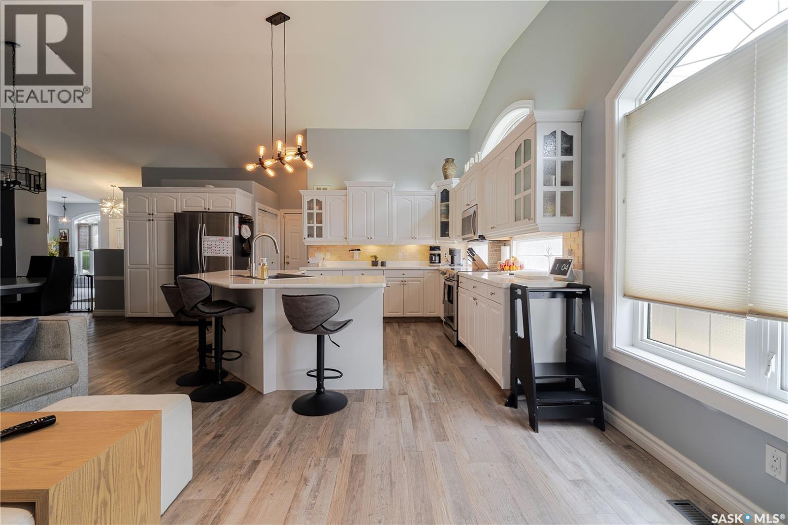 1054 Monk Avenue, Moose Jaw, SK - Indoor Photo Showing Kitchen With Upgraded Kitchen