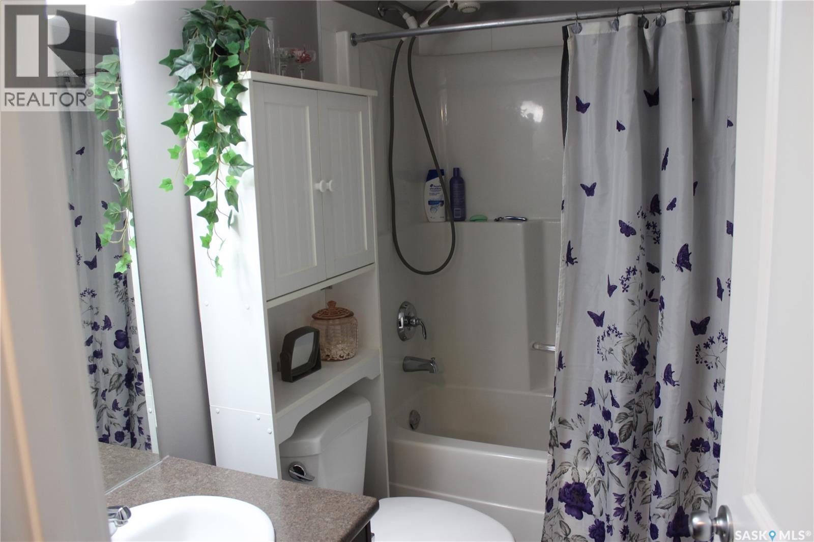 404 820 5Th Street Ne, Weyburn, SK - Indoor Photo Showing Bathroom
