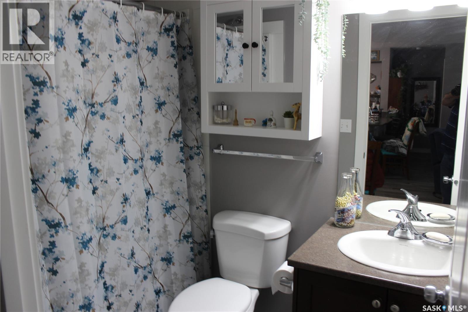 404 820 5Th Street Ne, Weyburn, SK - Indoor Photo Showing Bathroom