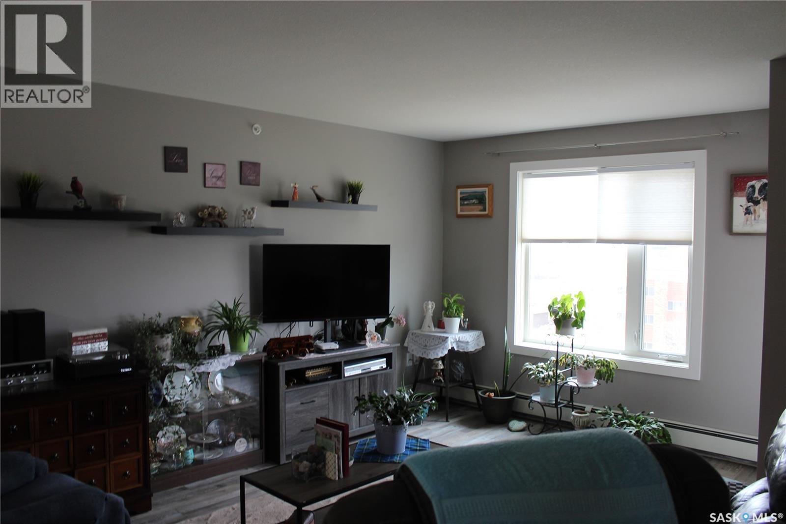 404 820 5Th Street Ne, Weyburn, SK - Indoor Photo Showing Living Room