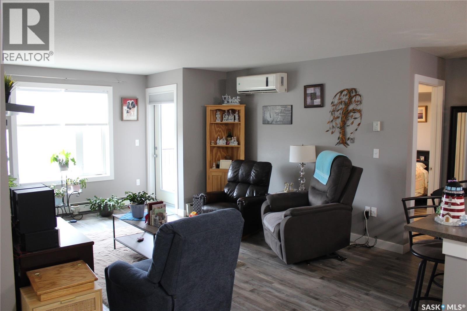 404 820 5Th Street Ne, Weyburn, SK - Indoor Photo Showing Living Room