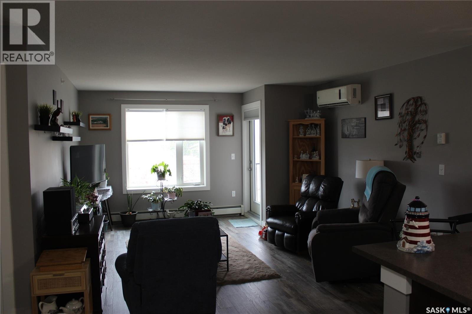 404 820 5Th Street Ne, Weyburn, SK - Indoor