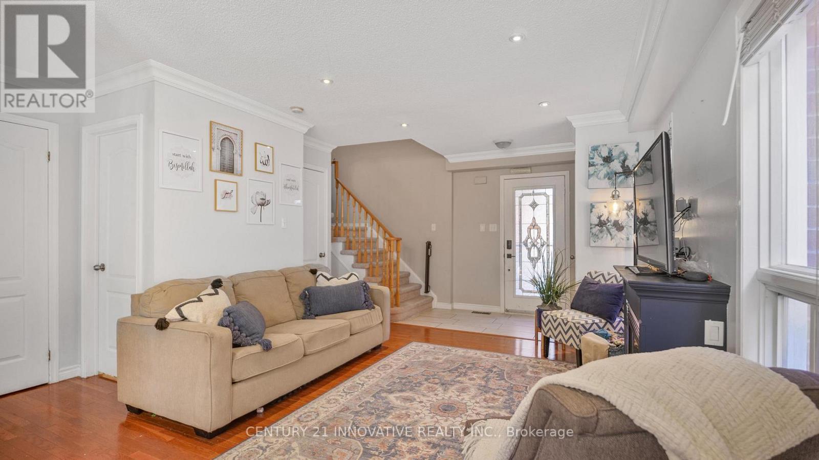 1730 Silver Maple Drive, Pickering, ON - Indoor Photo Showing Living Room