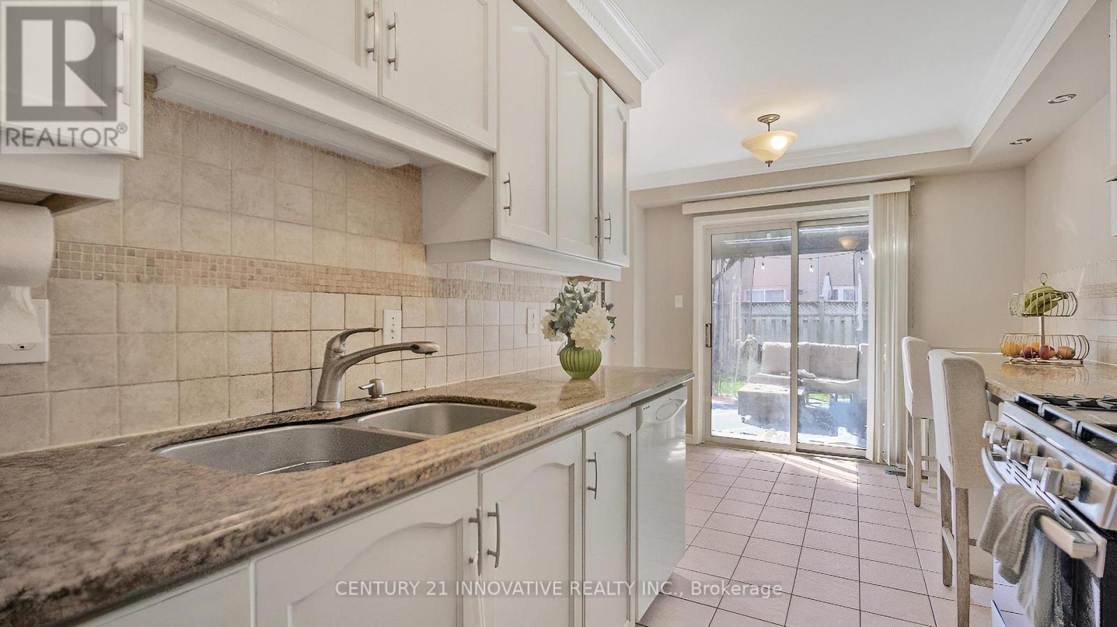 1730 Silver Maple Drive, Pickering, ON - Indoor Photo Showing Kitchen With Double Sink