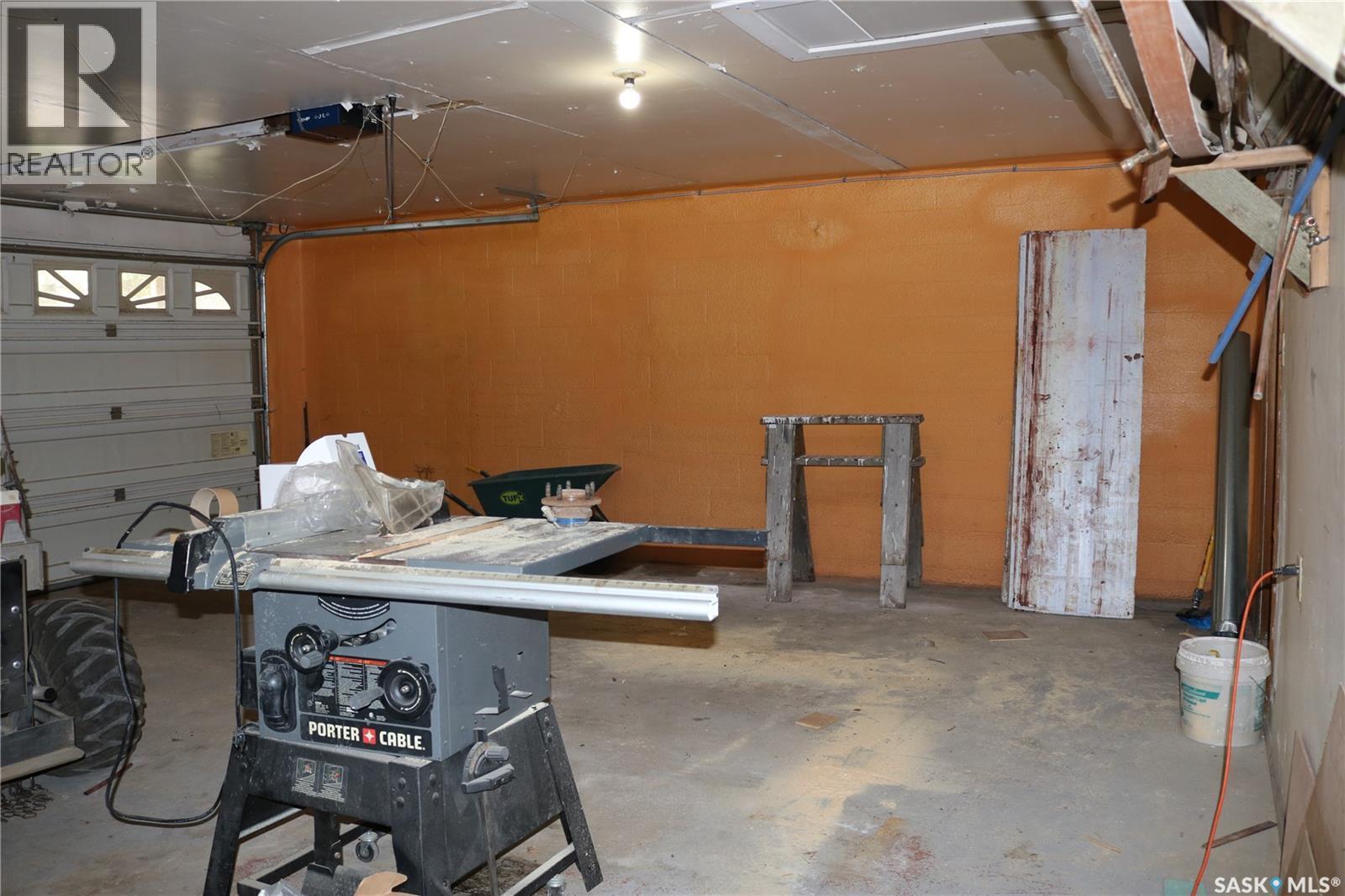 211 Pipestone Avenue, Wawota, SK - Indoor Photo Showing Garage
