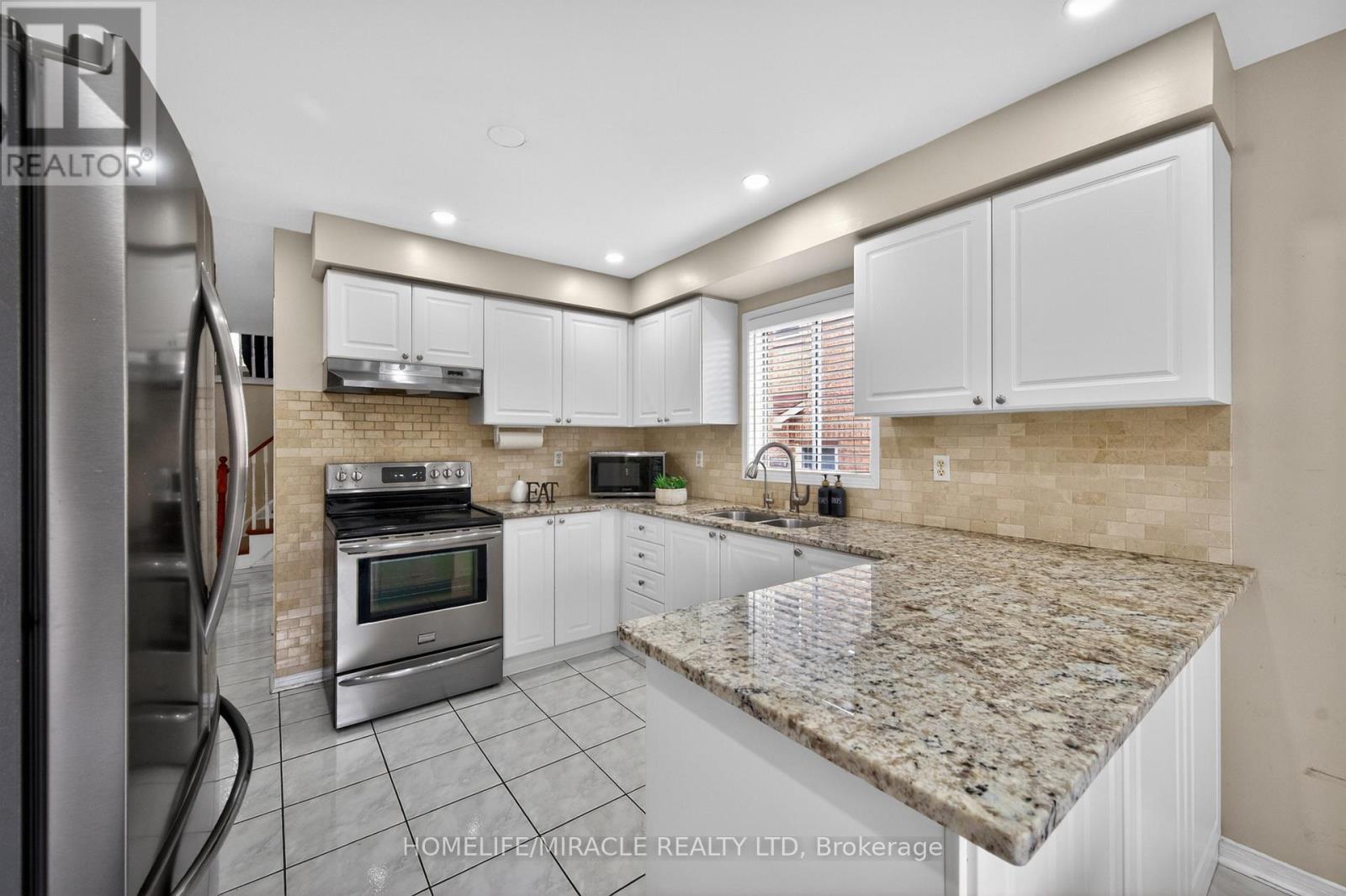 5342 Crane Court, Mississauga, ON - Indoor Photo Showing Kitchen With Double Sink With Upgraded Kitchen