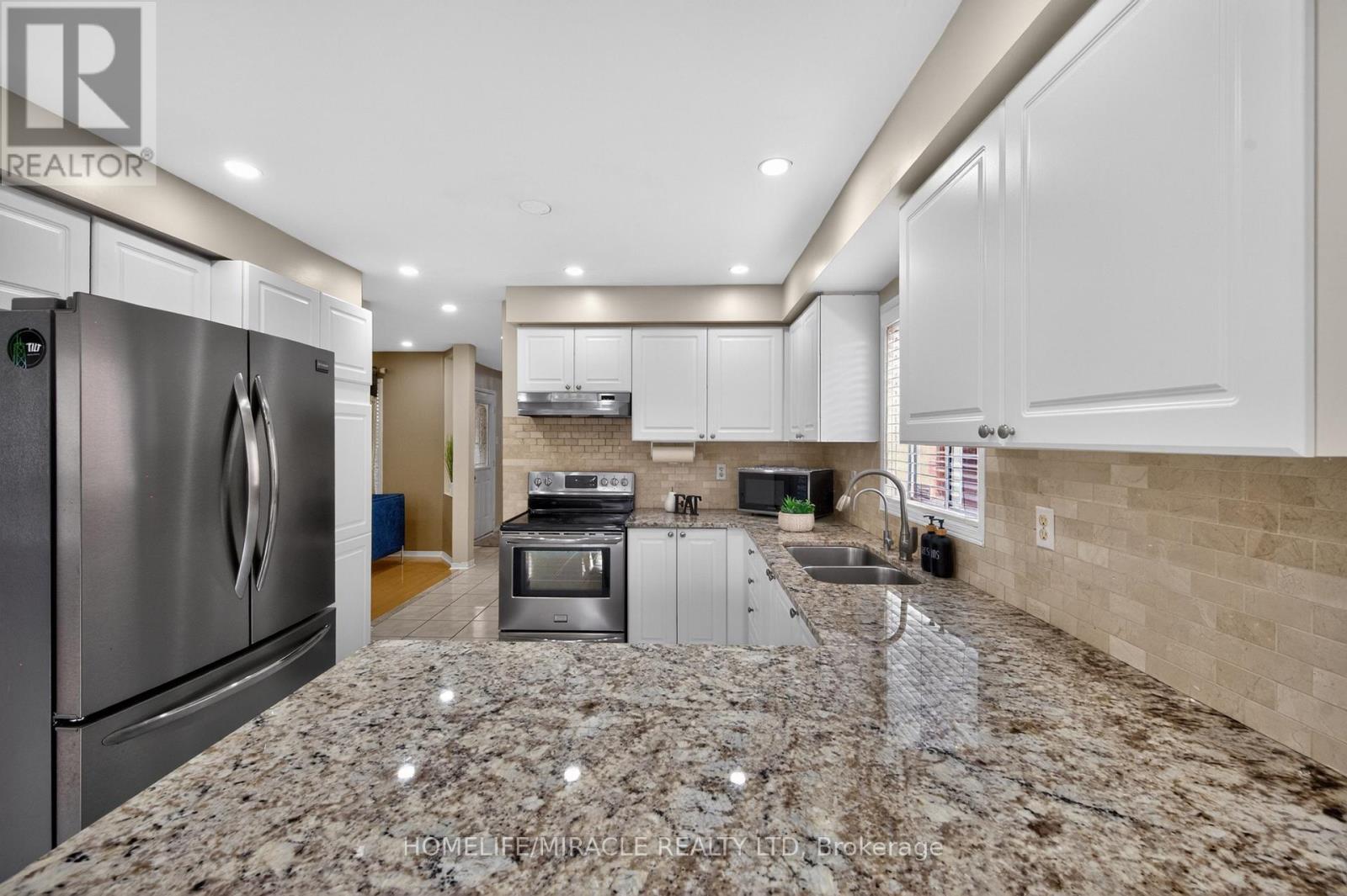 5342 Crane Court, Mississauga, ON - Indoor Photo Showing Kitchen With Double Sink