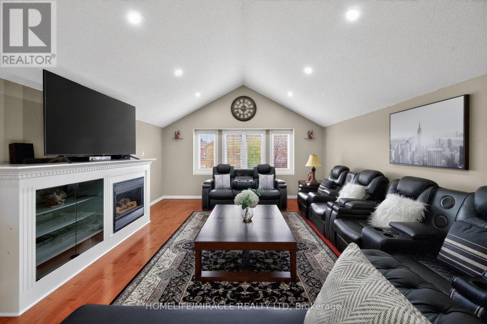 5342 Crane Court, Mississauga, ON - Indoor Photo Showing Living Room With Fireplace