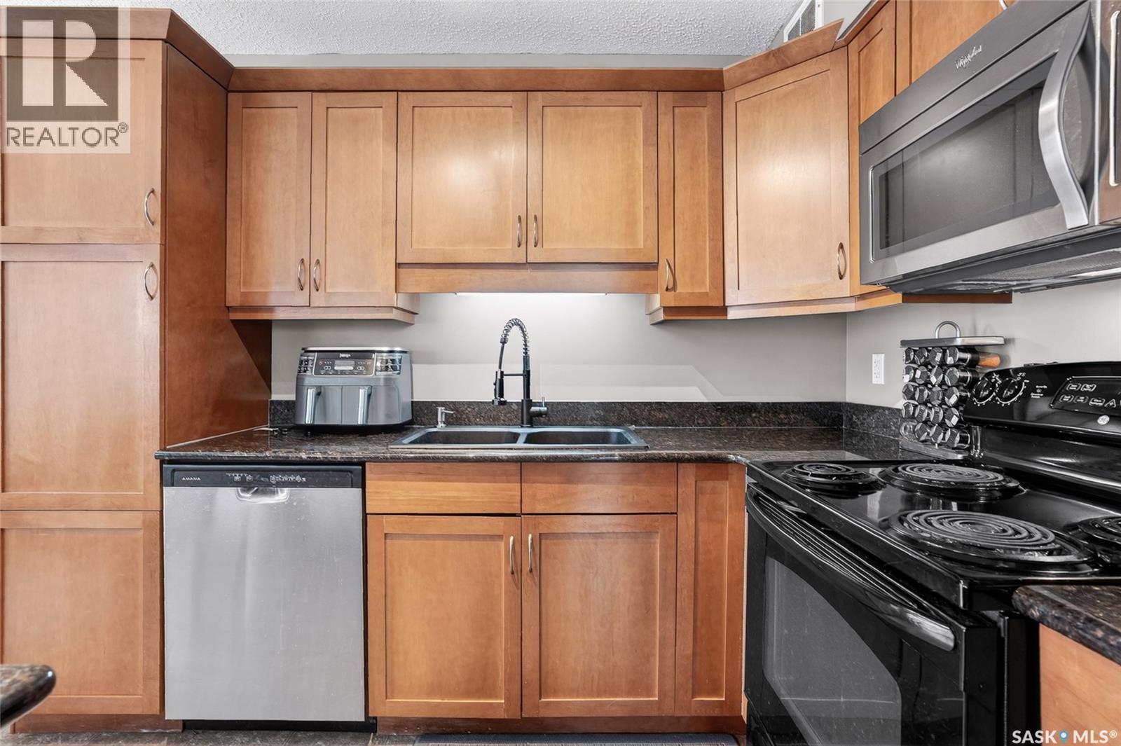 201 105 Lynd Crescent, Saskatoon, SK - Indoor Photo Showing Kitchen With Double Sink