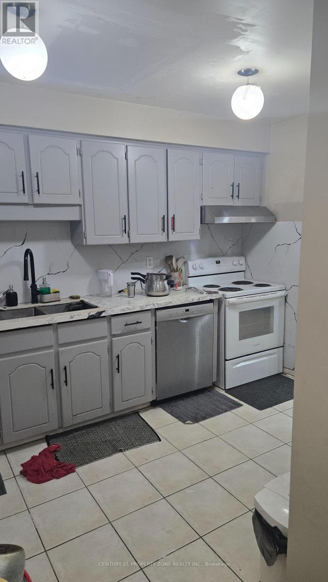 4136 Clevedon Drive, Mississauga, ON - Indoor Photo Showing Kitchen With Double Sink