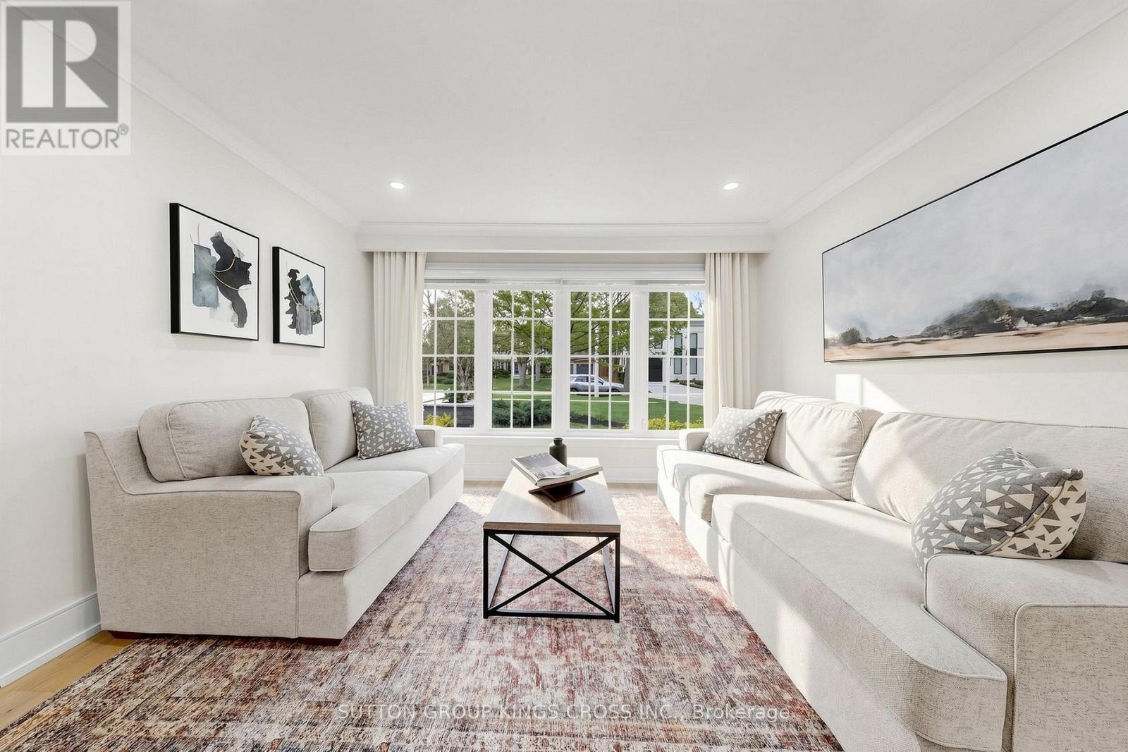 360 Isabella Avenue, Mississauga, ON - Indoor Photo Showing Living Room