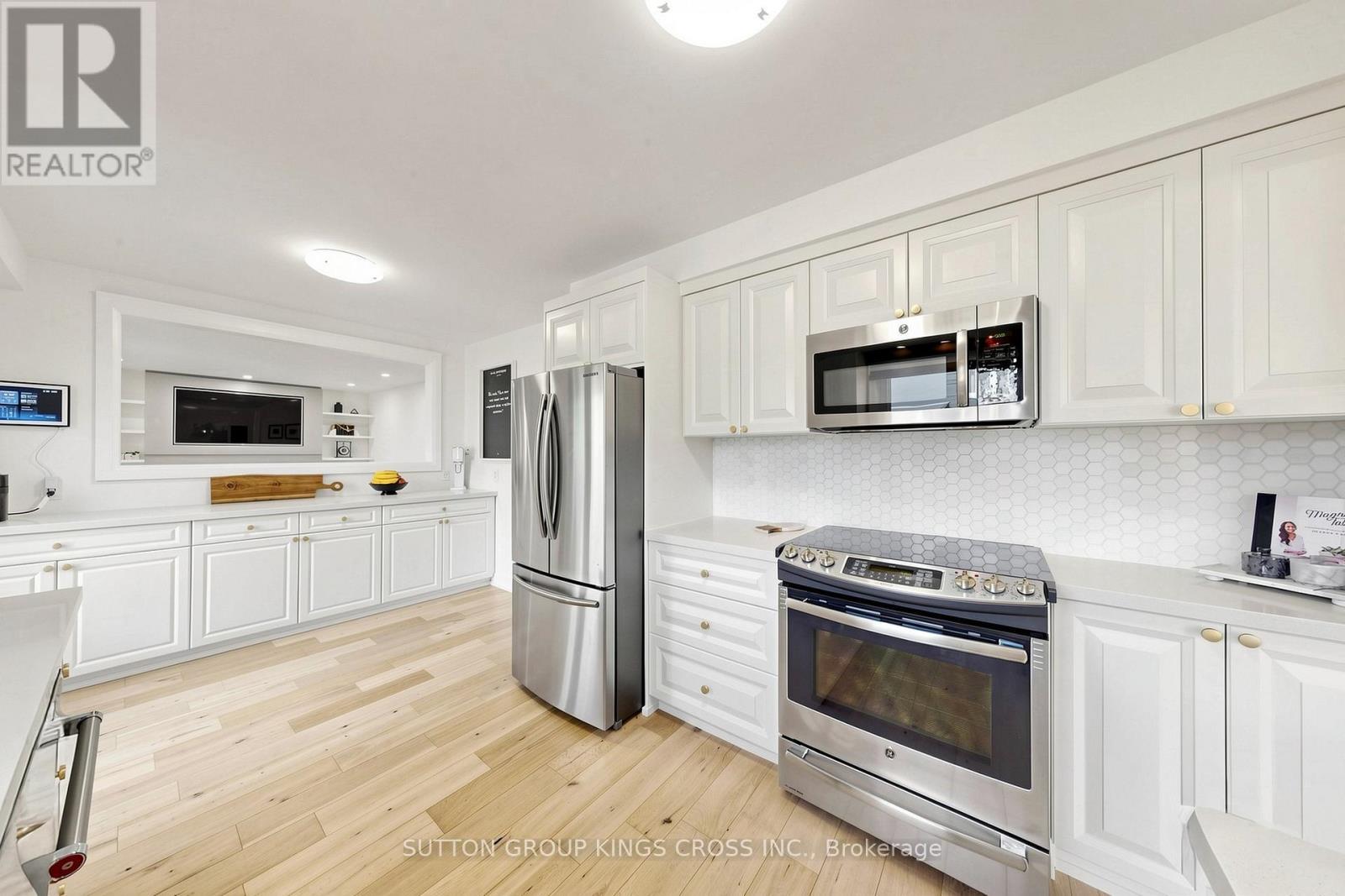 360 Isabella Avenue, Mississauga, ON - Indoor Photo Showing Kitchen