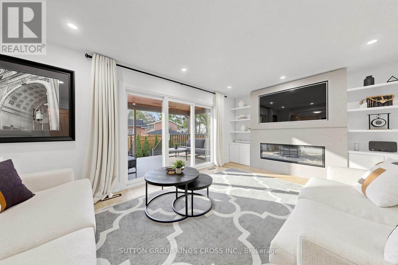 360 Isabella Avenue, Mississauga, ON - Indoor Photo Showing Living Room With Fireplace
