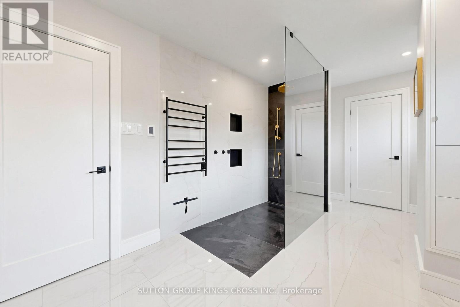 360 Isabella Avenue, Mississauga, ON - Indoor Photo Showing Other Room
