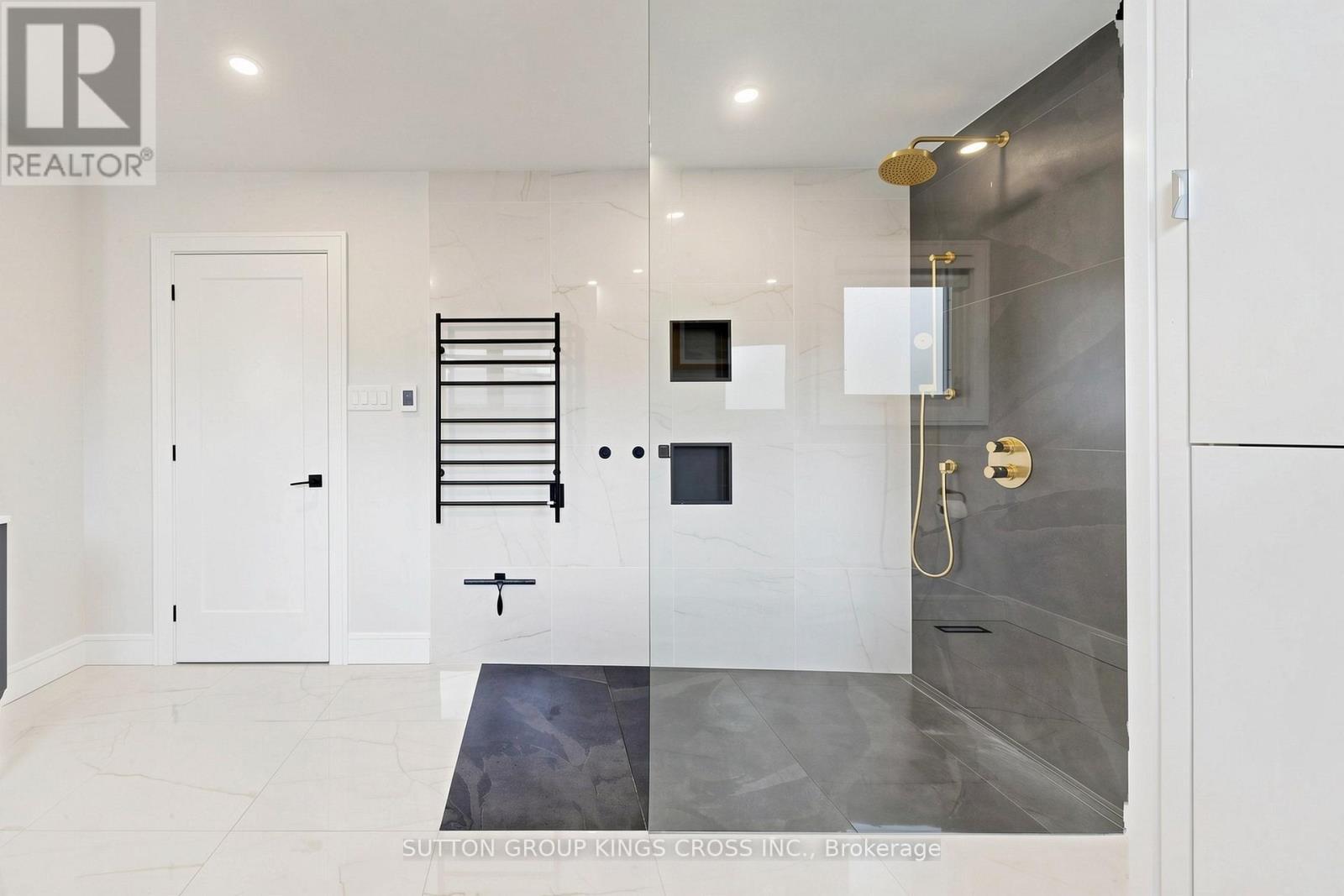 360 Isabella Avenue, Mississauga, ON - Indoor Photo Showing Other Room