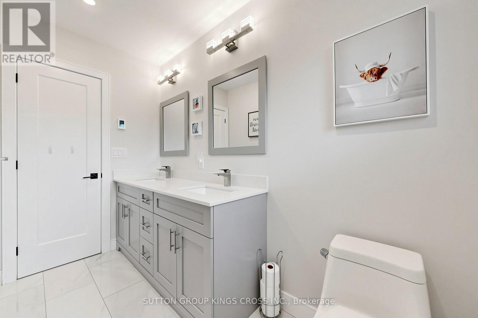 360 Isabella Avenue, Mississauga, ON - Indoor Photo Showing Bathroom