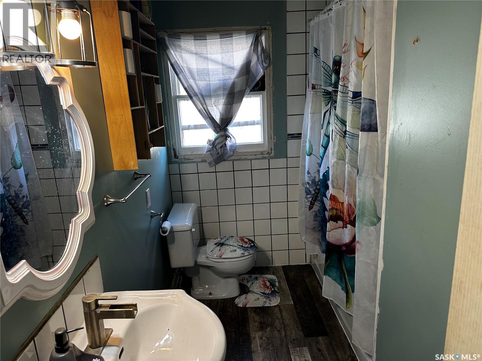 1175 Wallace Street, Regina, SK - Indoor Photo Showing Bathroom
