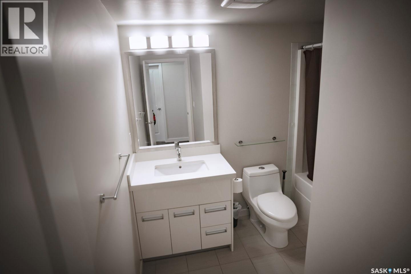 207 211 Ledingham Street, Saskatoon, SK - Indoor Photo Showing Bathroom
