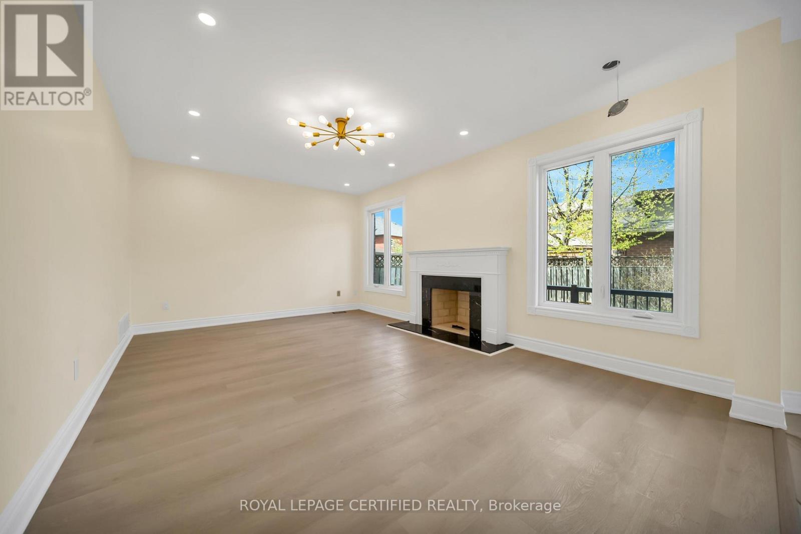 5016 Natkarni Crescent, Mississauga, ON - Indoor Photo Showing Living Room With Fireplace