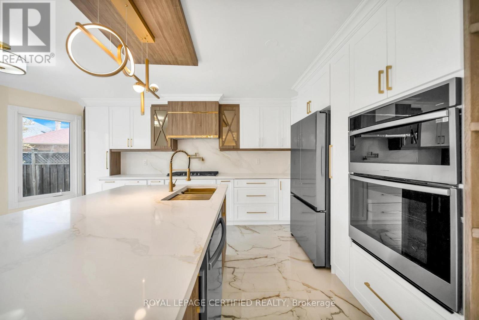5016 Natkarni Crescent, Mississauga, ON - Indoor Photo Showing Kitchen With Double Sink With Upgraded Kitchen