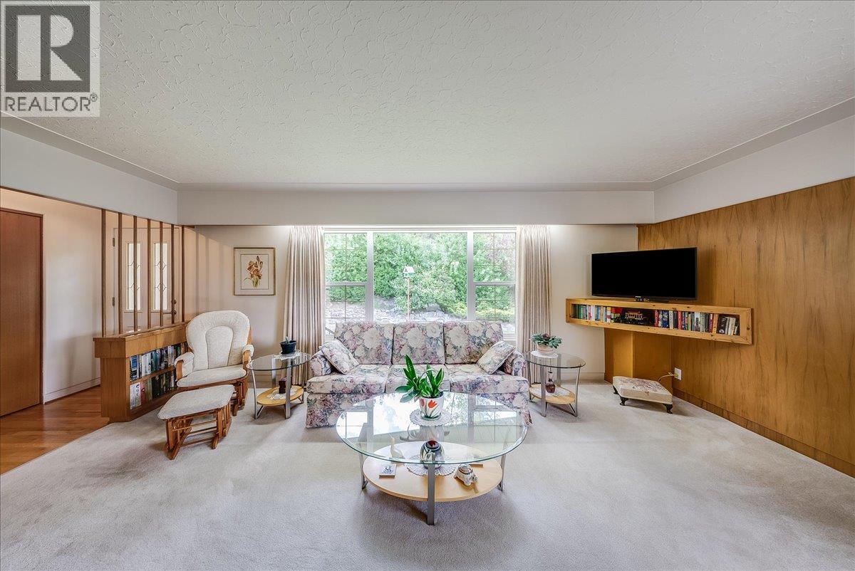 602 Schofield Highway, Warfield, BC - Indoor Photo Showing Living Room