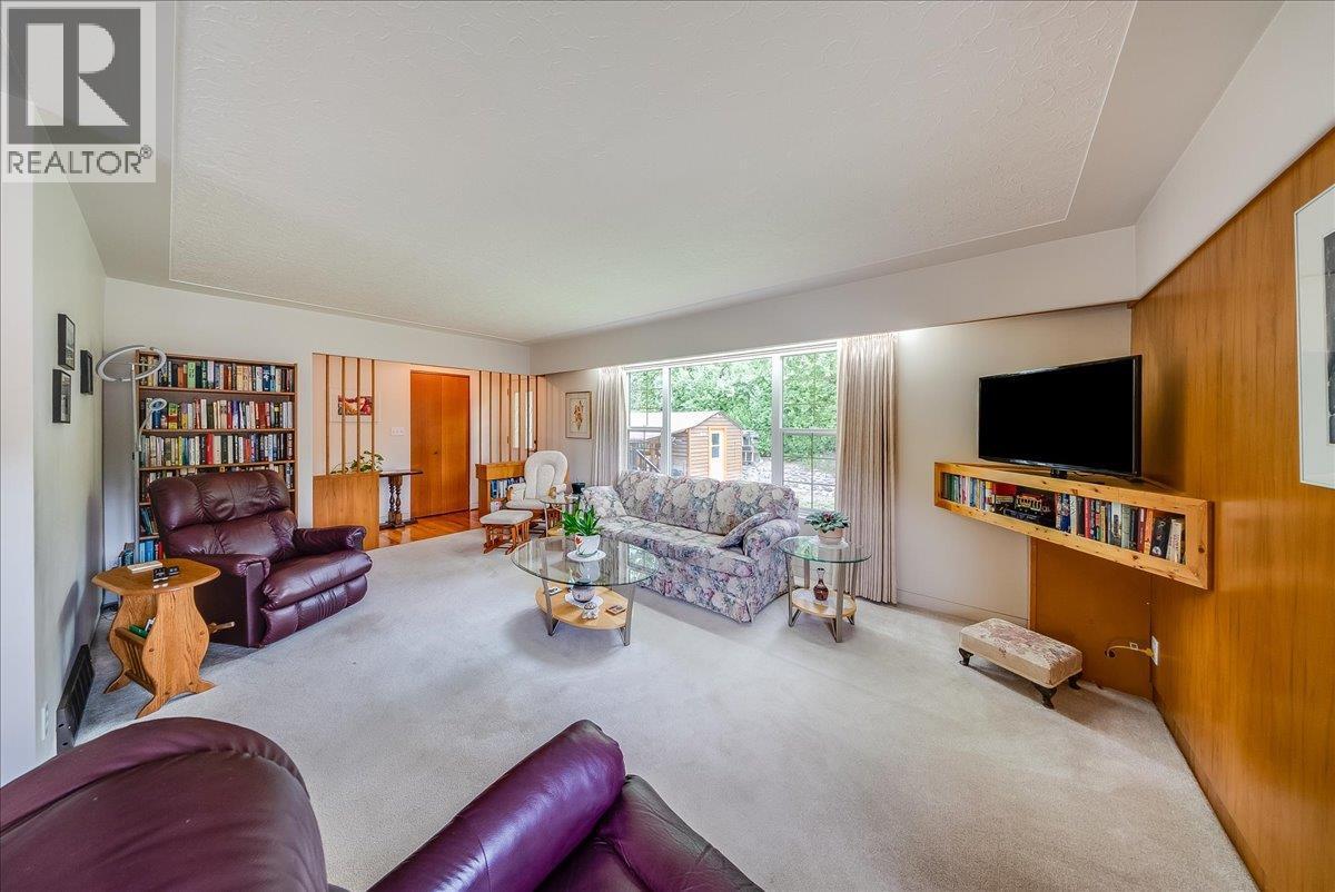 602 Schofield Highway, Warfield, BC - Indoor Photo Showing Living Room