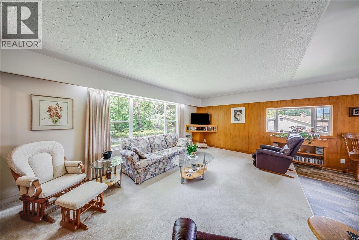 602 Schofield Highway, Warfield, BC - Indoor Photo Showing Living Room