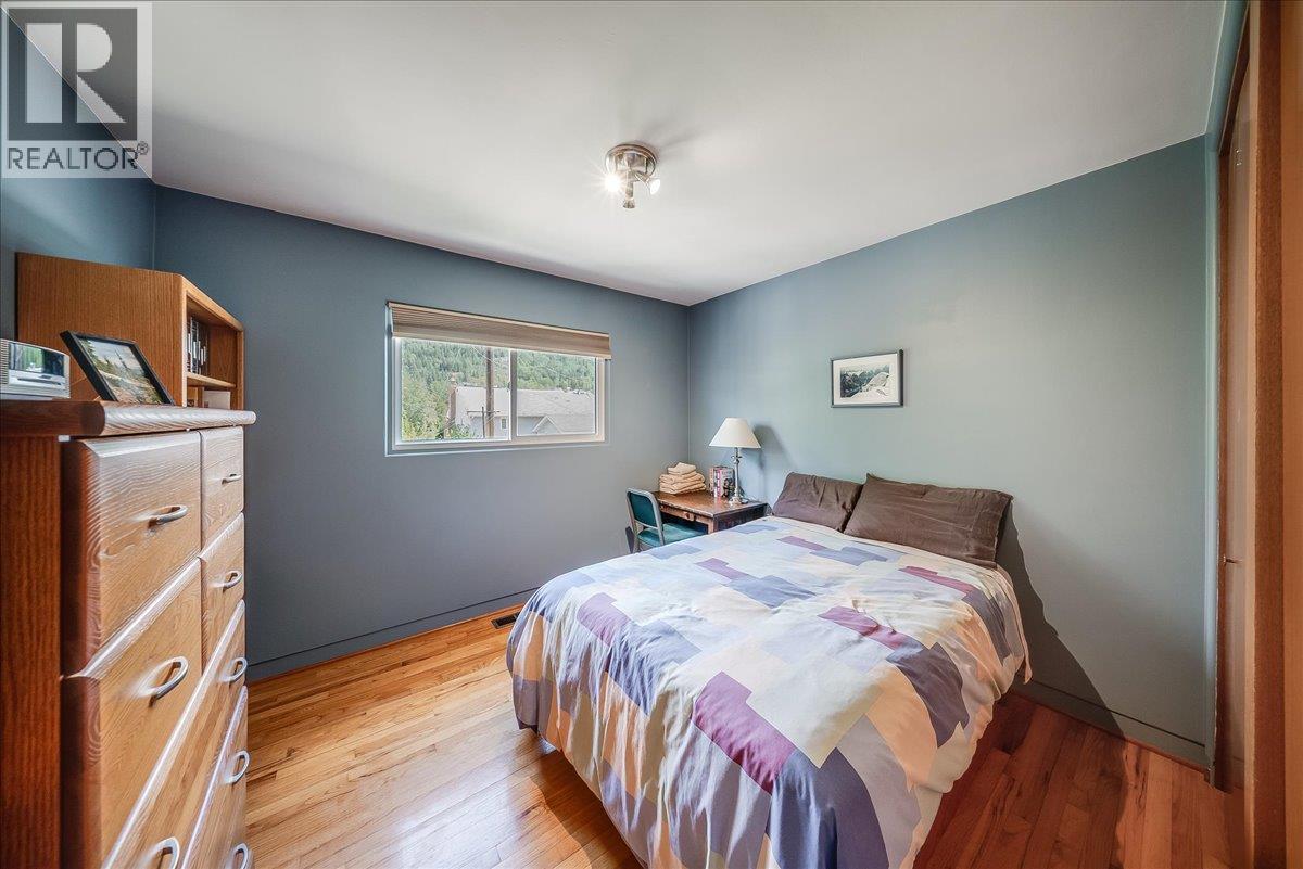 602 Schofield Highway, Warfield, BC - Indoor Photo Showing Bedroom