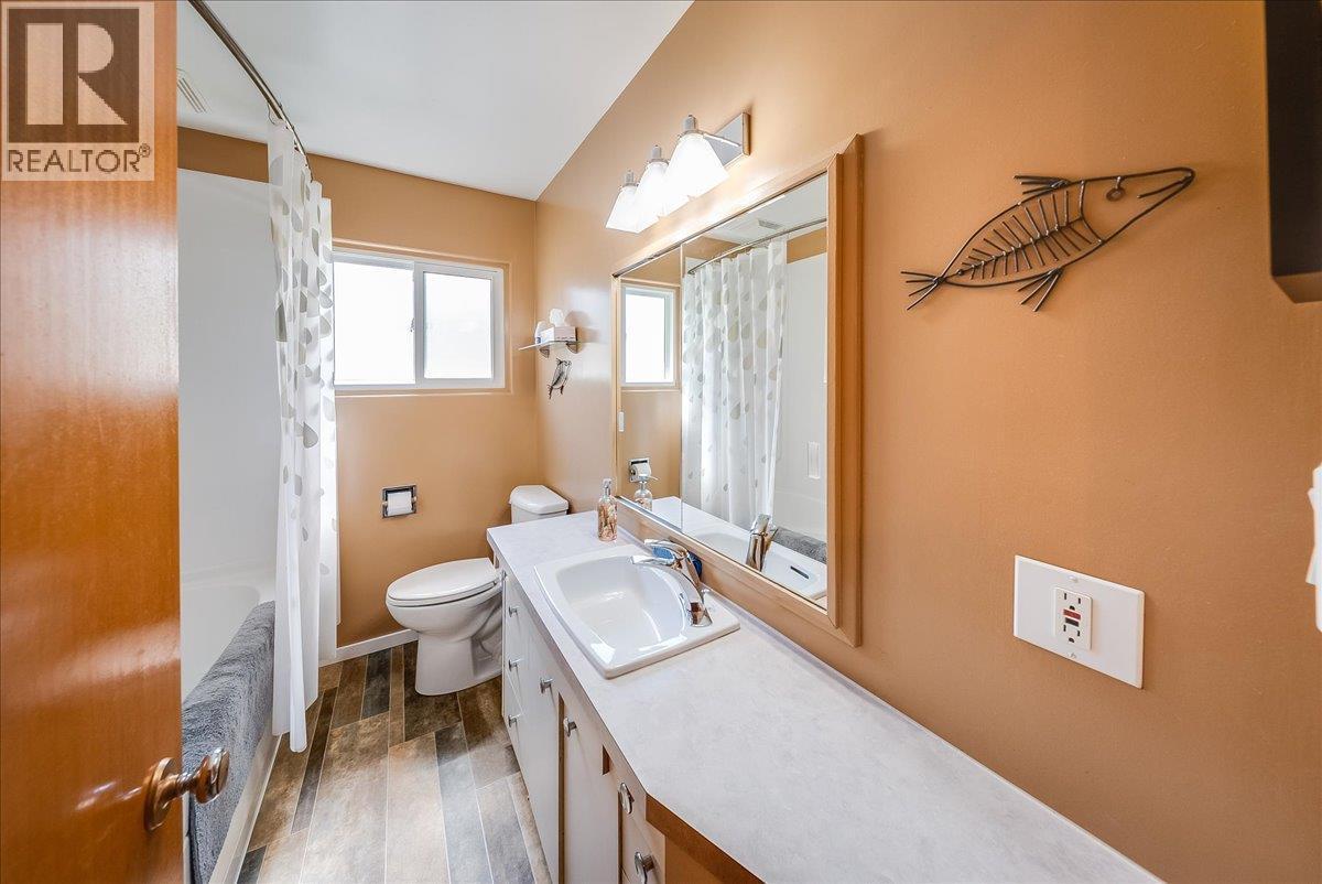 602 Schofield Highway, Warfield, BC - Indoor Photo Showing Bathroom