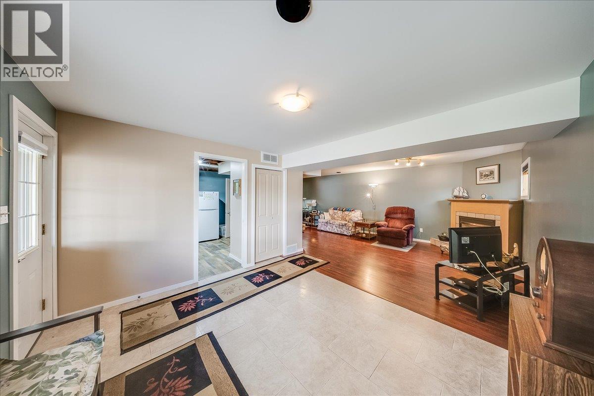 602 Schofield Highway, Warfield, BC - Indoor Photo Showing Other Room